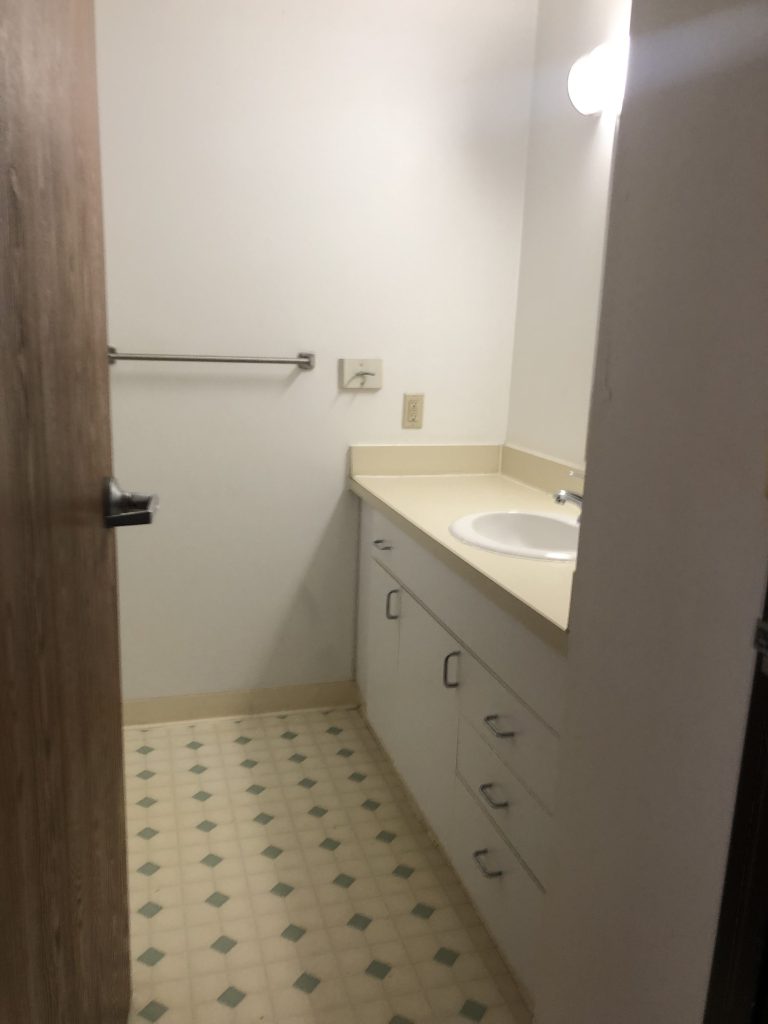 Three Bedroom Apartment/Bathroom